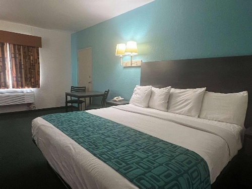 Howard Johnson by Wyndham Galveston image 2