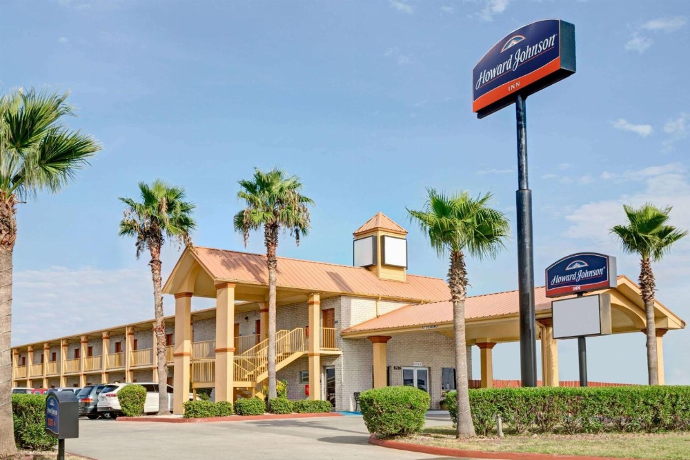 Howard Johnson by Wyndham Galveston Main image
