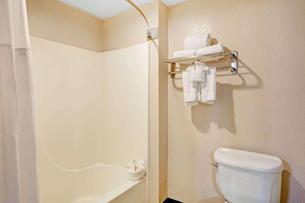 Howard Johnson by Wyndham Galveston
