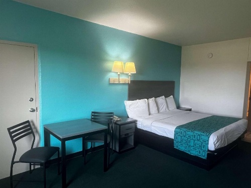 Howard Johnson by Wyndham Galveston image 9